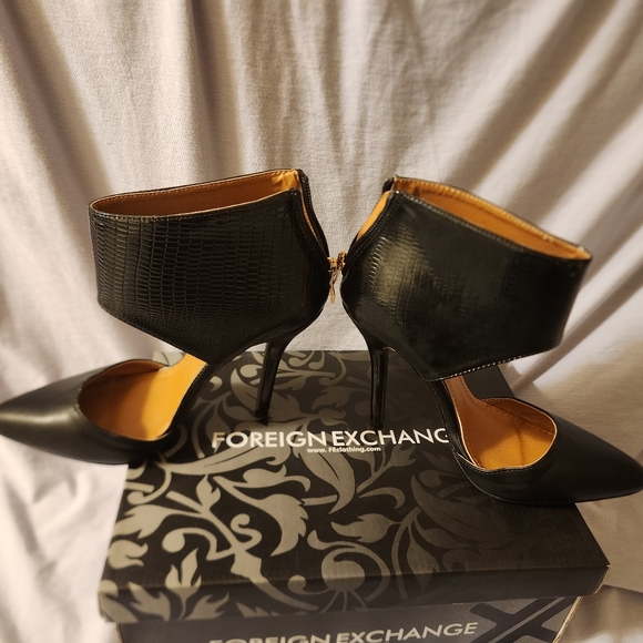 Foreign Exchange Black 7.5 Zip Heels - Picture 6 of 11